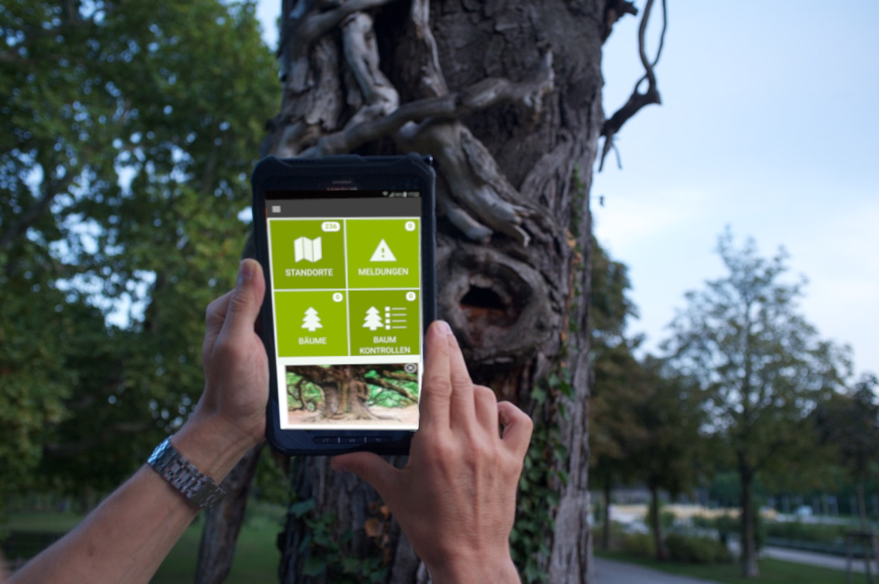 Bild mit Tablet vorm Baum Nik-Baden